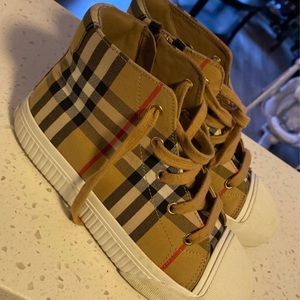 Kids Burberry sneakers size 33 US size 2
